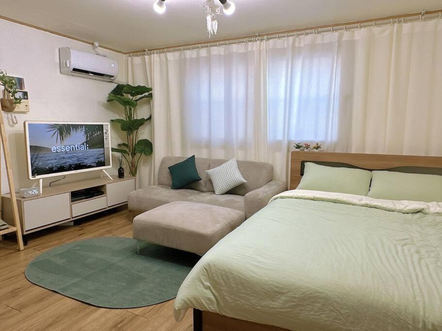 Station - 1 Minute Away - Cozy House Apartment *