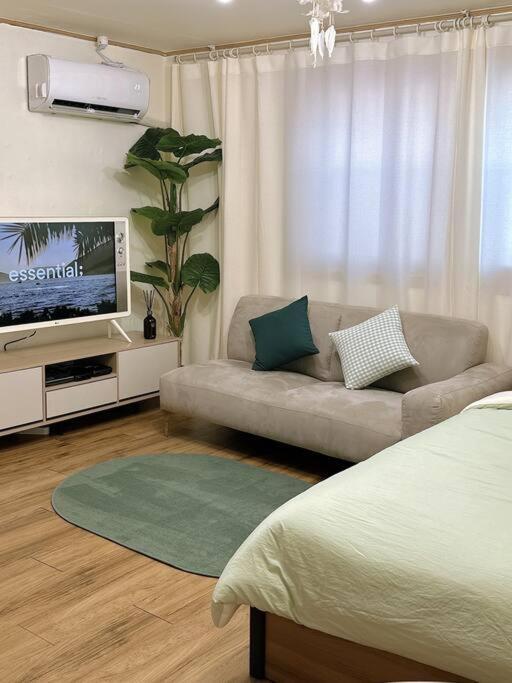 Station - 1 Minute Away - Cozy House Apartment Seoul