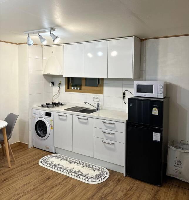Station - 1 Minute Away - Cozy House